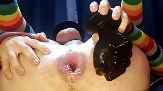 Femboy Raine dehnt ihr Loch mit Faustfick TRAILER