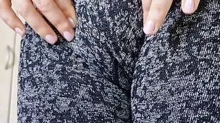 Neckt meine geschwollene Muschi durch die Leggings