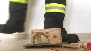 Feuerwehrmann zertrümmert Holzhaus