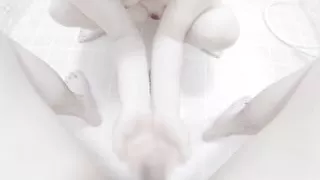 Perverse verheiratete Frau, die es beim Pinkeln gerne mit beiden Händen erwischt