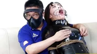 Fejira com  Leather-clad girl caught in captivity and  orgasm