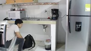 call my friend the plumber to fix a damage and he ends up dripping his little milk on my buttocks - Porn in Spanish