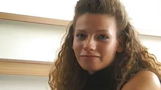 junge brunette schoenheit fingert sich vor der kamera