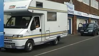 junge brunette mit behaarter pussy wird im wohnmobil von zwei typen gefickt