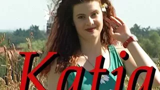 junge brunette schoenheit fingert und blaesst fuer ihr leben gern