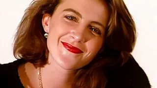 blonde und brunette kuessen und streicheln sich vor der kamera