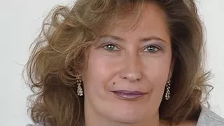 mutti in strapsen holt ihren vibrator raus und faengt an