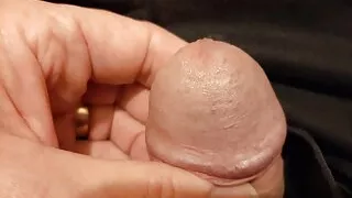 Flick quetscht ihre kleine Klitoris, bis sie weint