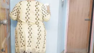 (ghar kee saphaee karate hue maa ko chodane ko majaboor) Indian Stepmom fucked while cleaning the house - Hindi Audio