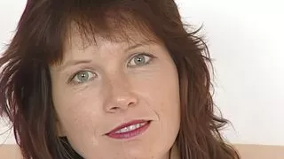 junge mutter kommt beim dildo fick vor der kamera