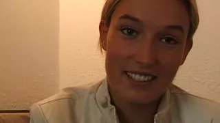 junge perfekte blondine fingert sich beim casting und bekommt mega orgasmus