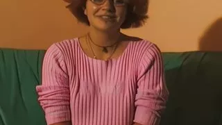 junge brunette brillentraegerin hat ihr erstes casting