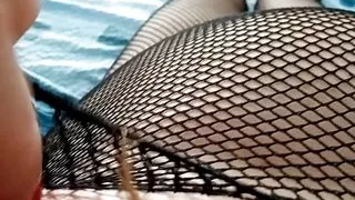 Geile MILF Transe zeigt und berührt ihre schlanken Beine in schwarzen Netzstrümpfen und Absätzen