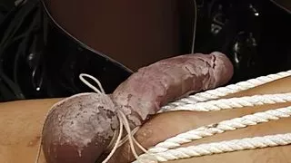 junge brunette herrin fesselt ihren sklaven