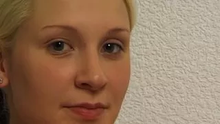 junge blondine fingert sich beim casting bis zum orgasmus