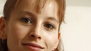 junge rothaarige spielt vor der kamera mit vibrator