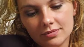 junge brunette im kurzen rock wird hart beim casting gefingert