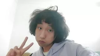 Dieser süße, ungeschminkte asiatische Ladyboy mit Akne liebt alles, was stinkt, wie Arschloch, Füße, Socken und Pisse!