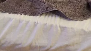 Dotty kommt mit einem kleinen Dildo zum Sperma