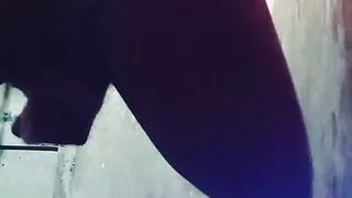 Teen fetter Junge zeigt großen haarigen Arsch und fickt zum ersten Mal doppelte Finger