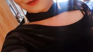 Die kleine Sissy im schwarzen Kleid