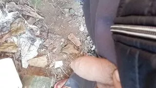 Reeta bhabhi Ko Dekhkar peshab karte hue Ek Ladke Ne Apne land ko