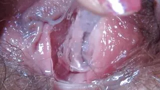 extrem nasse Muschi Fingersatz Großaufnahme mit großer Klitoris
