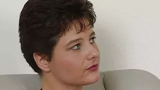 dicke milf spreitzt die schenkel und fickt reporter vor der kamera