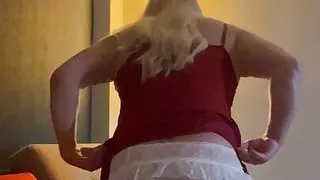 Emma Crossdresser schüttelt Arsch
