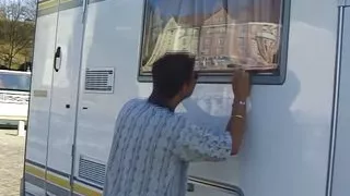 junge brunette von der strasse angesprochen und im wohnmobil doggystyle gefickt