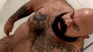 Papa schlägt unter der Dusche zu