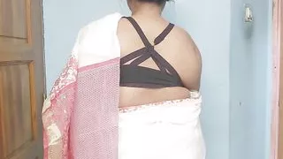 Pakistani Desi Aunty ghar ki safai karte samay Chudane ke lie jabardasti kiya - Hot Aunty fucked by neighbor boy (Hindi)