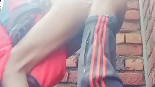 Desi village New bhabhi saree show finger kane pa EK ladka ne dekha (2)