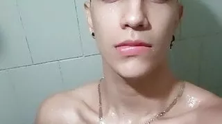 Andy bekommt ein Bad, während er seinen sexy Körper berührt