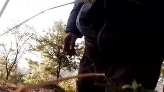 Dschungelindianer beim Rauchen mit Schwung seinen nackten Penis