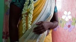 Indisches Mädchen entfernt Saree