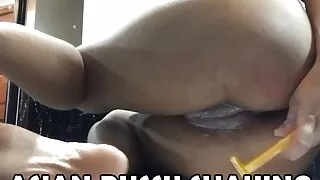 Amateur College Mädchen duscht und rasiert ihre asiatische Muschi