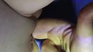 Dildo kuschelig unter der Bettdecke