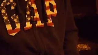 Junger Latino wichst seinen großen, unbeschnittenen Schwanz in der Öffentlichkeit durch seine Sporthosen