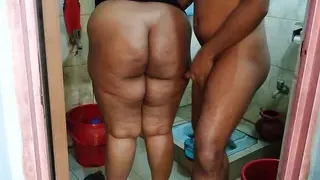 (Family Sex) 45 year old ke pakistani ma bathroom mein kapde dho rahee thee tabhe usaka beta aya aur usake chudai kar de