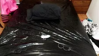 Sissy Maid Cuffed Spread Eagle in Stahl-Keuschheitsgürtel und riesigem Dildo