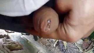 Muth maar kar dekha to ladki ne munh chhupa liya aur boli ki mere sath aao main tumhen maje dilati hun