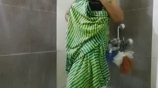 Bhabhi ji ne saare me kiya sexy dance