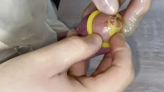 Kondom wichsen mit Latexhandschuhen und Cumshot