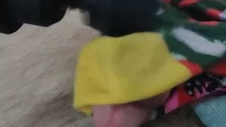 Spaß mit den Socken der Ehefrau mit Cumshot