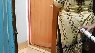 Nachbarin fickt tamilische heiße Tante beim Fegen des Hauses - Indian Sex