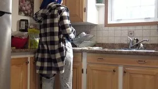 Syrische Hausfrau wird von deutschem Ehemann in der Küche mit Sahne bespritzt