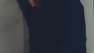 Der Typ beginnt in einem verlassenen Gebäude zu masturbieren