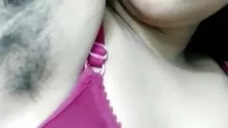 Schönes Mädchen zeigt haarige Achselhöhle und Muschi