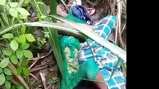 Shilpi bhabhi ko ganne ke khet me pela